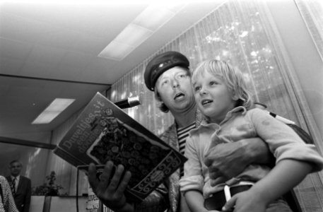Presentatie nieuw kindervoorleesbroek in Van Goghmuseum, Aart Staartjes leest vo, Bestanddeelnr 927-4158