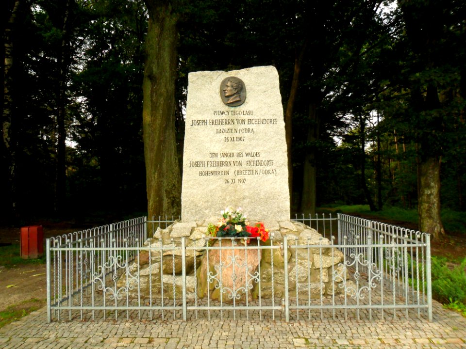 Pomnik Josepha von Eichendorffa w Brzeziu 3