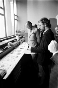 Prins Bernhard bezoekt TNO in Delft Prins Bernhard krijgt uitleg, heer Tempelma, Bestanddeelnr 929-6797