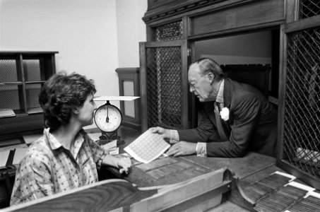 Prins Bernhard opent vernieuwde Postmuseum in Den Haag Prins Bernhard in loket, Bestanddeelnr 933-4447