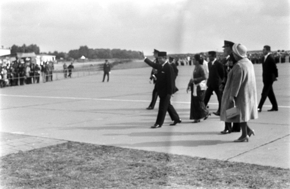 President Soeharto arriveert op Ypenburg, Bestanddeelnr 923-8118