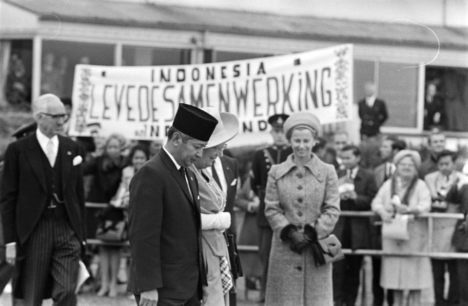President Soeharto van Indonesie vertrekt van Ypenburg naar Duitsland, Bestanddeelnr 934-6562