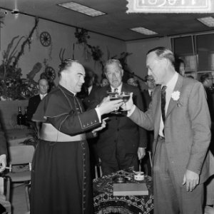 Prins Bernhard bezoek gebracht aan het Bankiershuis Lentjes en Drossaerts in Den, Bestanddeelnr 916-5011