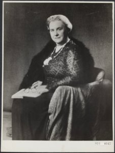 Portretfoto van koningin Wilhelmina tijdens de oorlogsjaren, Bestanddeelnr 014-0947