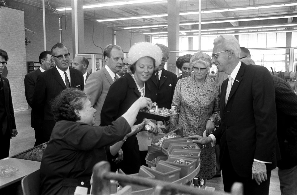 Prinses Beatrix opent in Dordrecht gebouw Dienst Sociale Werkvoorziening, Bestanddeelnr 923-7143