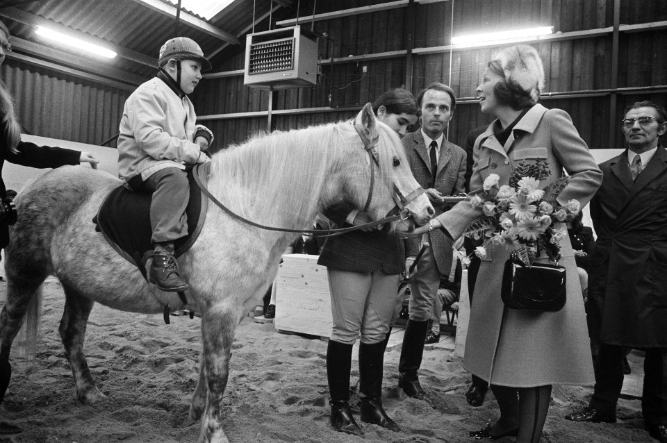 Prinses Beatrix opent Willem Alexander Manege te Arnhem . In de manege, Bestanddeelnr 925-1062