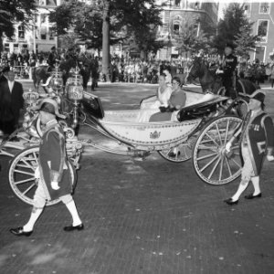 Prinses Margriet en prinses Christina in een koets op weg naar de Ridderzaal, Bestanddeelnr 919-5762