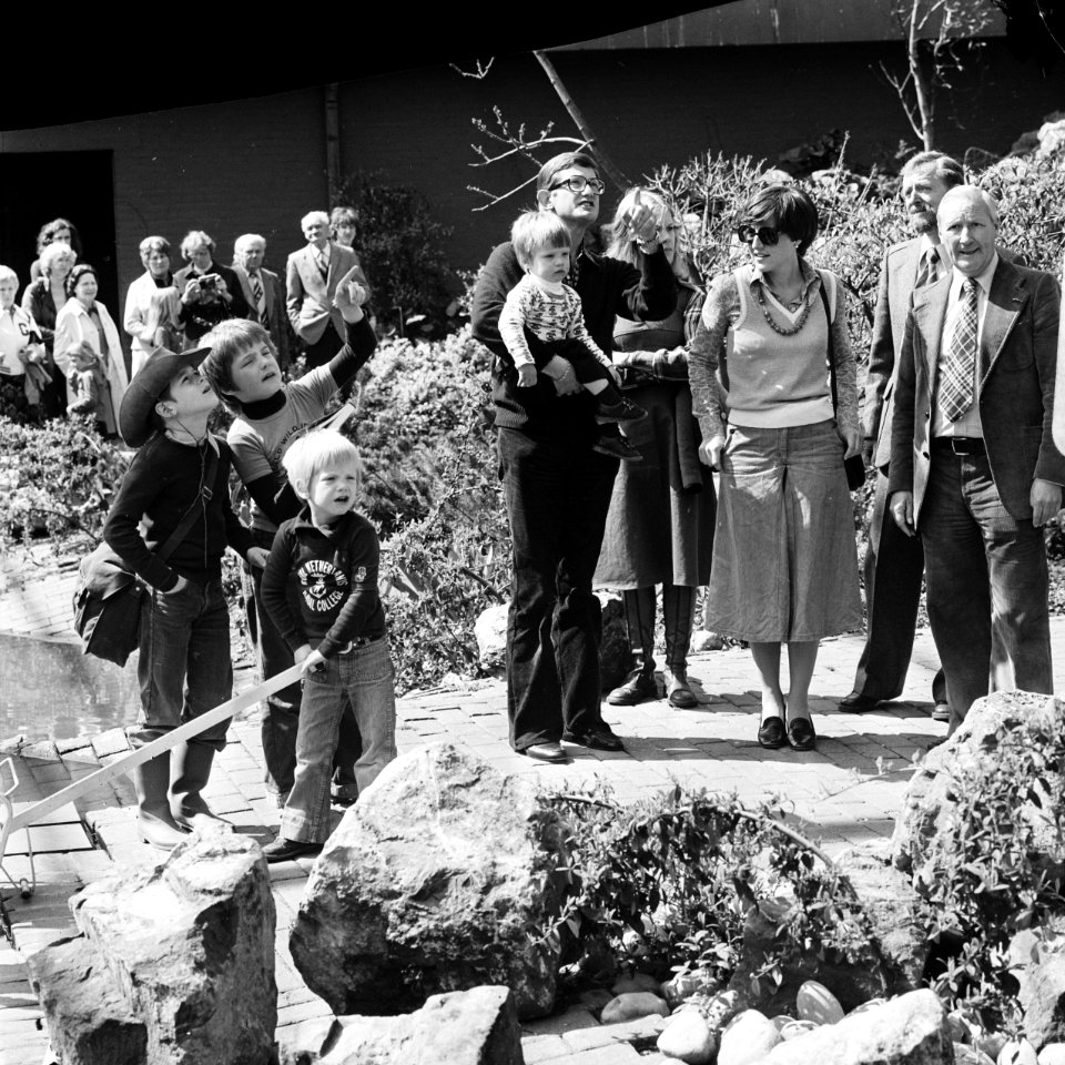 Prinses Margriet en Pieter van Vollenhoven en kinderen in Ouwehands Dierenpark i, Bestanddeelnr 929-1647