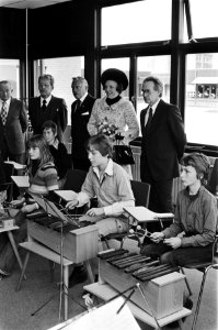 Prinses Beatrix opent in Bergen (NH) nieuw gebouw van de Europese school Prinse, Bestanddeelnr 929-6723