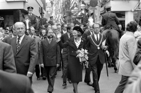 Prinses Beatrix opent Hoog Catharijne in Utrecht, Beatrix tijdens wandeling, Bestanddeelnr 926-7018 photo