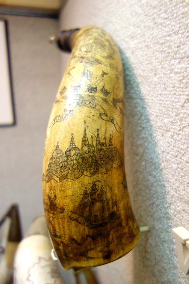Powder horn with Philadelphia and ship - Huntington Museum of Art - DSC05518
