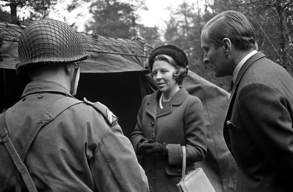 Prinses Beatrix en prins Claus bij Marechaussee. De koninklijke gasten in erebiv, Bestanddeelnr 921-2162