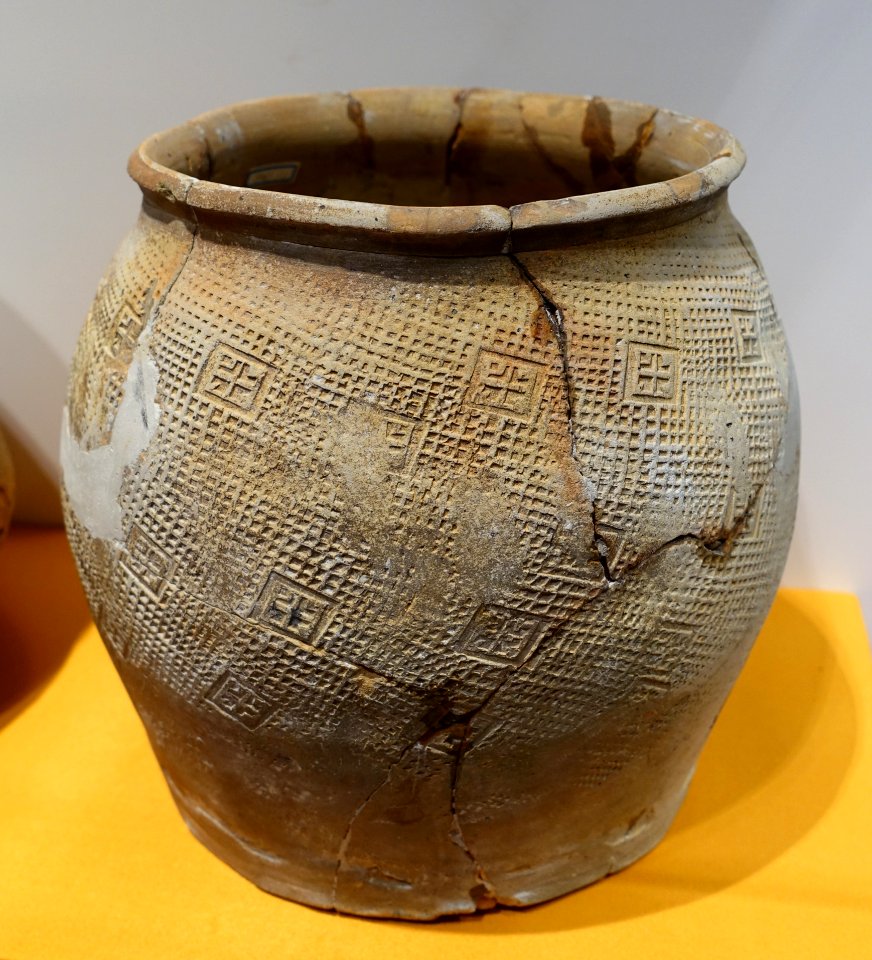 Pottery pot with stamped seal design, Western Han dynasty, from Shixiong Shan, Wuhua - Hong Kong Museum of History - DSC00779