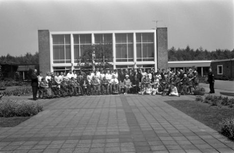 Prinses Beatrix en prins Claus bij oorlogsslachtoffers in Doorn. Groepsfoto bewo, Bestanddeelnr 921-4061