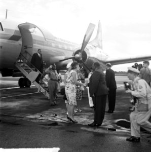 Prinses Beatrix in Suriname, Prinses Beatrix begroet door minister president J. , Bestanddeelnr 917-4982