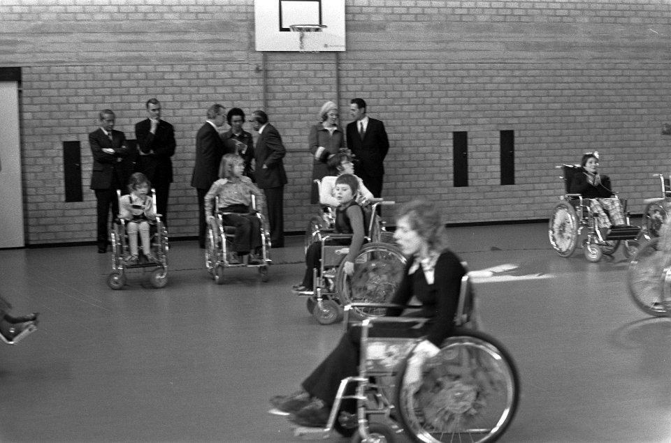 Prinses Beatrix opent Charlotte-oord in Tilburg bezoek, Bestanddeelnr 927-0662