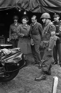 Prinses Beatrix en prins Claus bij Marechaussee. De koninklijke gasten in erebiv, Bestanddeelnr 921-2163
