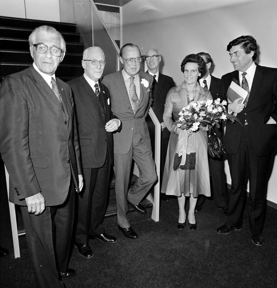 Prins Bernhard bij aankomst in de RAI uiterst rechts minister Lubbers (Economi…, Bestanddeelnr 929-1457