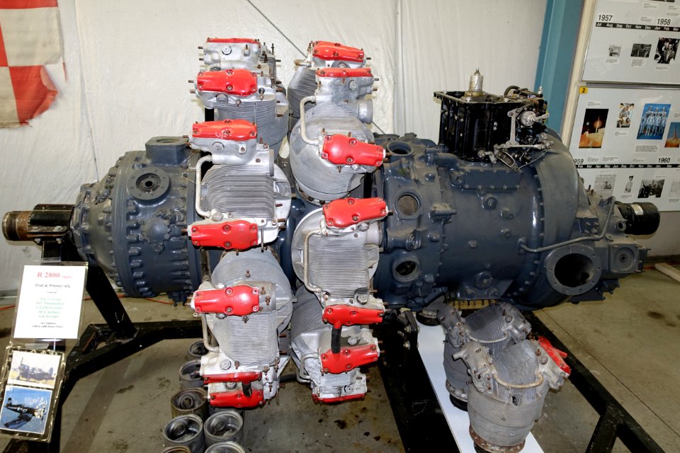 R 2800 engine, Pratt & Whitney - Oregon Air and Space Museum - Eugene, Oregon - DSC09743