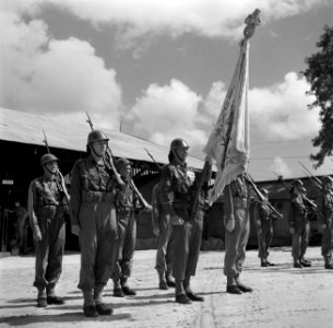 Presenteren van het vaandel in de kazerne in Paramaribo, Bestanddeelnr 252-6323