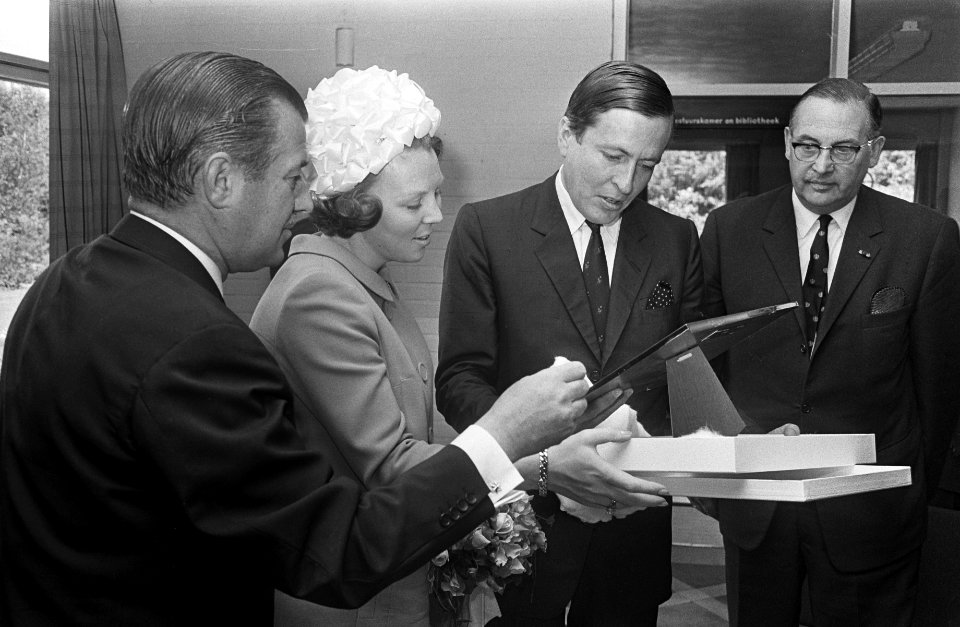 Prinses Beatrix en prins Claus bij oorlogsslachtoffers in Doorn. Groepsfoto bewo, Bestanddeelnr 921-4063