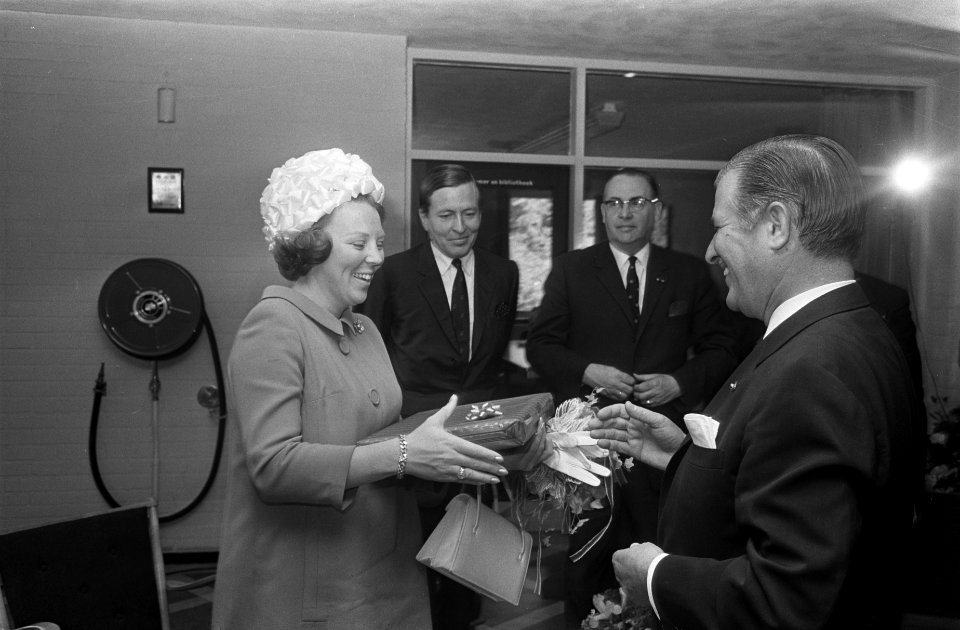 Prinses Beatrix en prins Claus bij oorlogsslachtoffers in Doorn. Groepsfoto bewo, Bestanddeelnr 921-4059