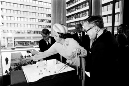 Prinses Beatrix opent in Heerlen nieuwe vleugel van het hoofdkantoor van het Alg, Bestanddeelnr 930-6336