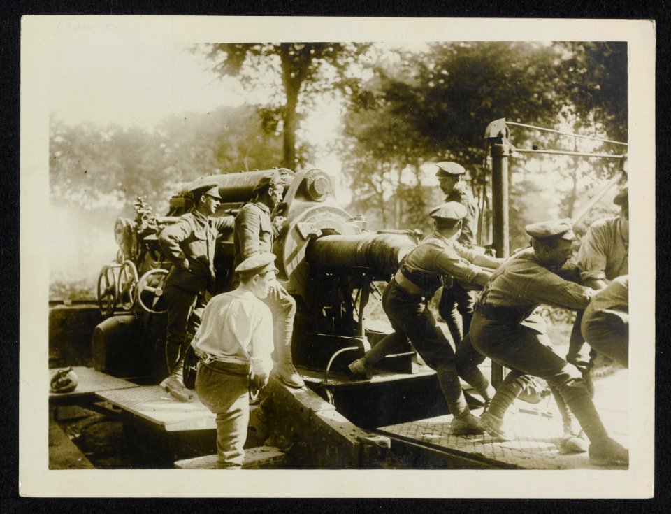Ramming home a huge shell in a heavy howitzer, Bestanddeelnr 158-1107