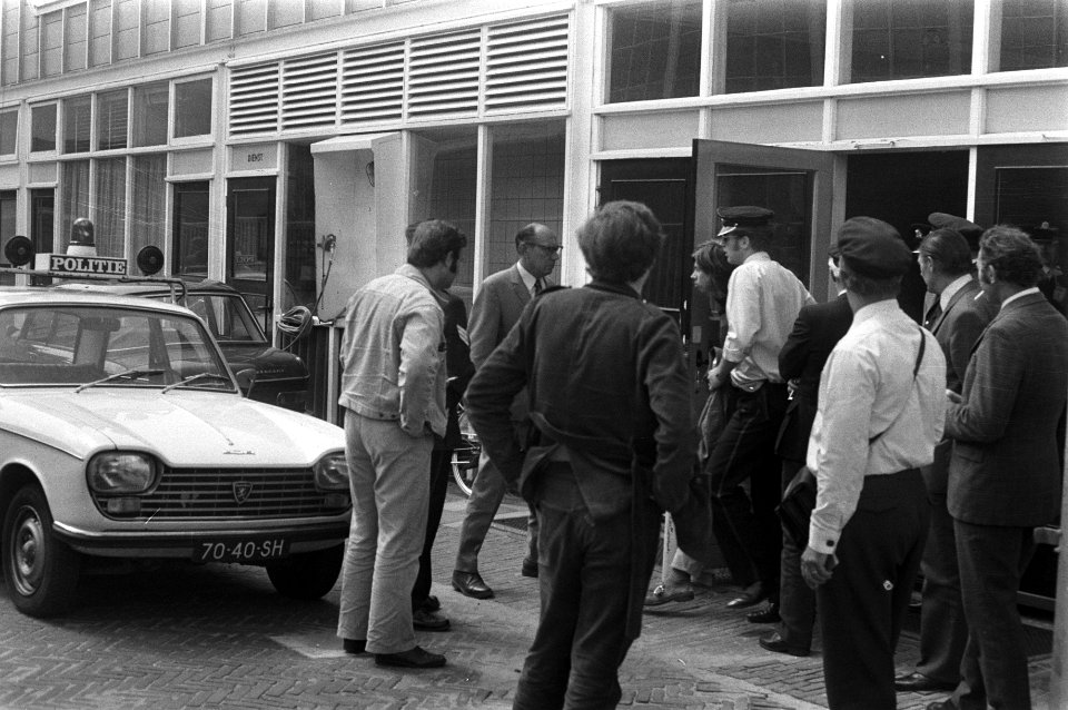 Politie voor de deur na een rookbom-incident, Bestanddeelnr 925-6749