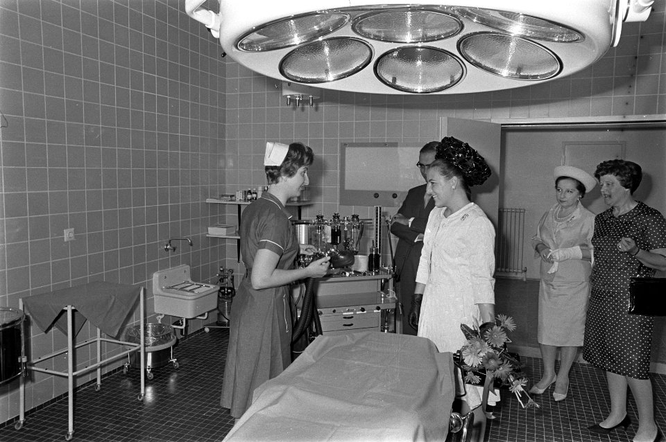 Prinses Margriet opende ziekenhuis te Amsterdam-Noord, operatie-zuster Y. Holwer, Bestanddeelnr 919-3147