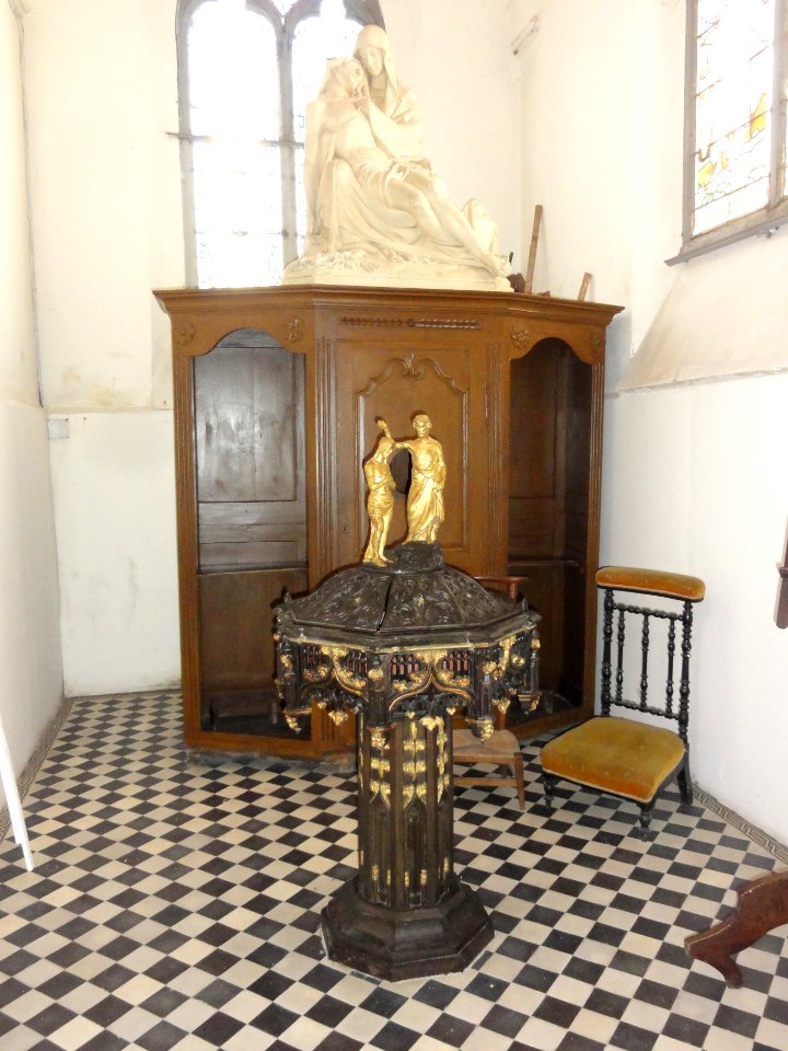 Résigny (Aisne) église, pieta, confessional et fonts baptismaux