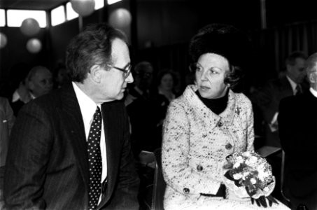 Prinses Beatrix opent in Bergen (NH) nieuw gebouw van de Europese school Prinse, Bestanddeelnr 929-6722