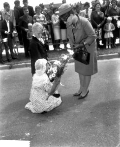 Prinses Margriet te Metslawier (Friesland), Prinses Margriet krijgt bloemen aang, Bestanddeelnr 917-8920