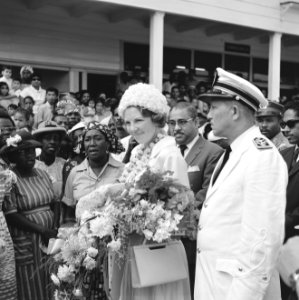 Prinses Beatrix in Suriname, in Nickerie wordt de Prinses een zanghulde gebracht, Bestanddeelnr 917-5190