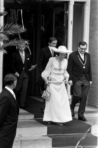 Prinses Beatrix en prins Claus bij het verlaten van het stadhuis, Bestanddeelnr 928-0185