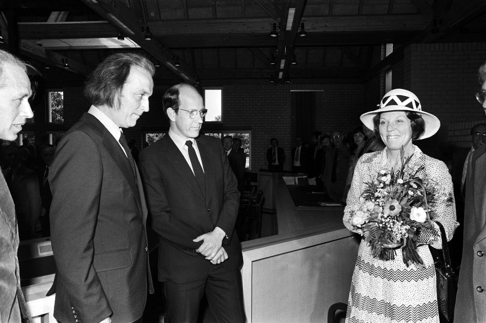 Prinses Beatrix opent uitbreiding Gemeenlandshuis in Edam, Bestanddeelnr 929-7237