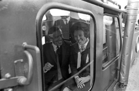 Prinses Beatrix en prins Claus bij Marechaussee. Prinses Beatrix en prins Claus , Bestanddeelnr 921-2166