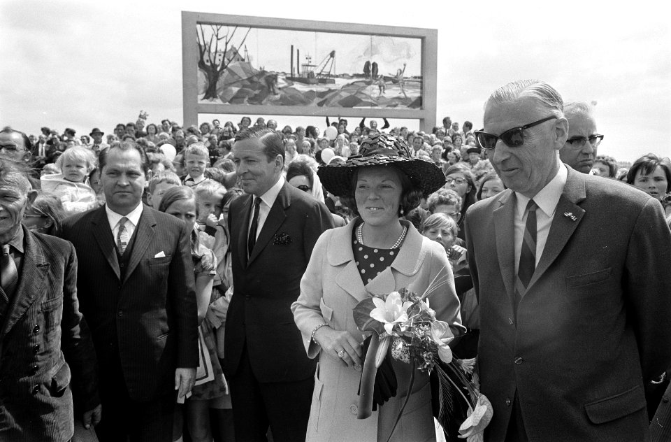 Prinses Beatrix en prins Claus worden rondgeleid, Bestanddeelnr 922-5682