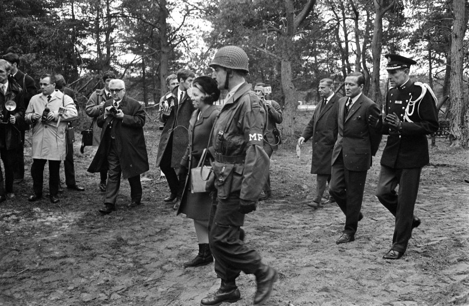 Prinses Beatrix en prins Claus bij Marechaussee. De koninklijke gasten in erebiv, Bestanddeelnr 921-2164