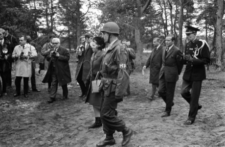 Prinses Beatrix en prins Claus bij Marechaussee. De koninklijke gasten in erebiv, Bestanddeelnr 921-2164