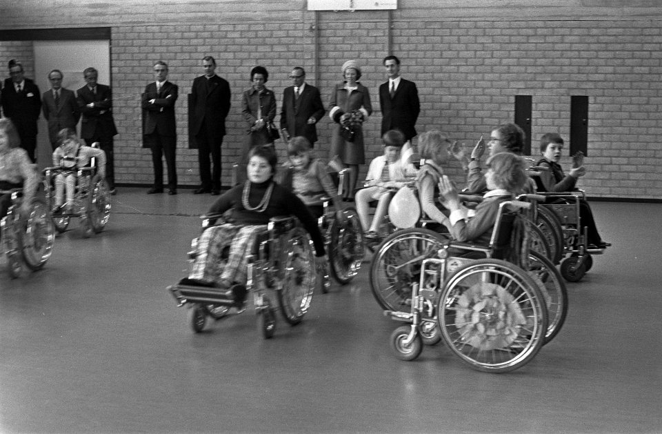 Prinses Beatrix opent Charlotte-oord in Tilburg bezoek, Bestanddeelnr 927-0663
