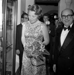 Prinses Beatrix opent antiekbeurs te Delft Prinses Beatrix en dhr J Schulman, Bestanddeelnr 915-2995