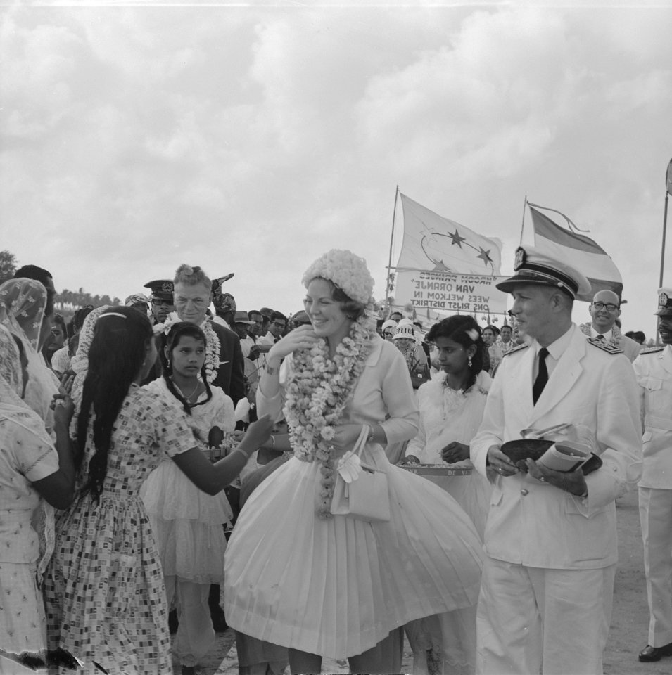 Prinses Beatrix in Suriname, Prinses Beatrix door Hindoestaanse te Nickerie kran, Bestanddeelnr 917-5185