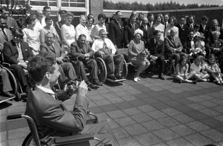 Prinses Beatrix en prins Claus bij oorlogsslachtoffers in Doorn. Groepsfoto bewo, Bestanddeelnr 921-4058
