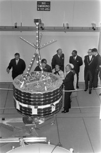 Prinses Beatrix en prins Claus bij opening ESTEC te Noordwijk. Bestanddeelnr 921-2247