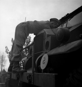 Prinses Irene Brigade. Nederlandse soldaten in training. Soldaat bezig met het r, Bestanddeelnr 934-9571