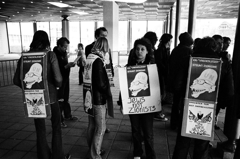 Prinses Beatrix en Prins Claus bij herdenking 30 jaar Israel ( Den Haag ) polit, Bestanddeelnr 929-7134