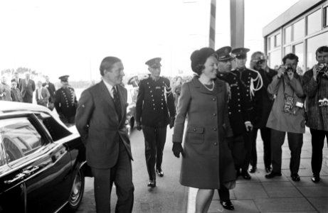 Prinses Beatrix en prins Claus bij Marechaussee. De koninklijke gasten in erebiv, Bestanddeelnr 921-2165