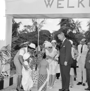 Prinses Beatrix in Suriname, in Wageningen neemt Prinses Beatrix een kaaiman in , Bestanddeelnr 917-5187