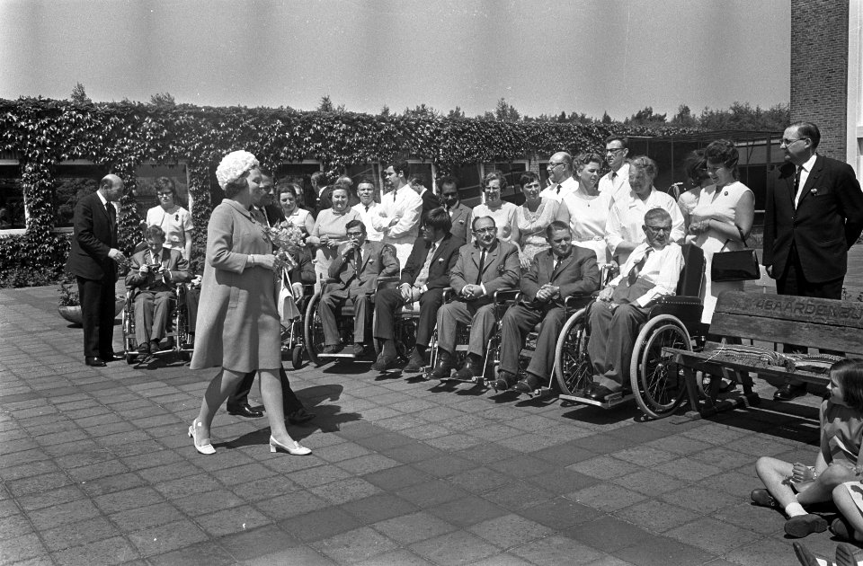 Prinses Beatrix en prins Claus bij oorlogsslachtoffers in Doorn. De prinses temi, Bestanddeelnr 921-4056